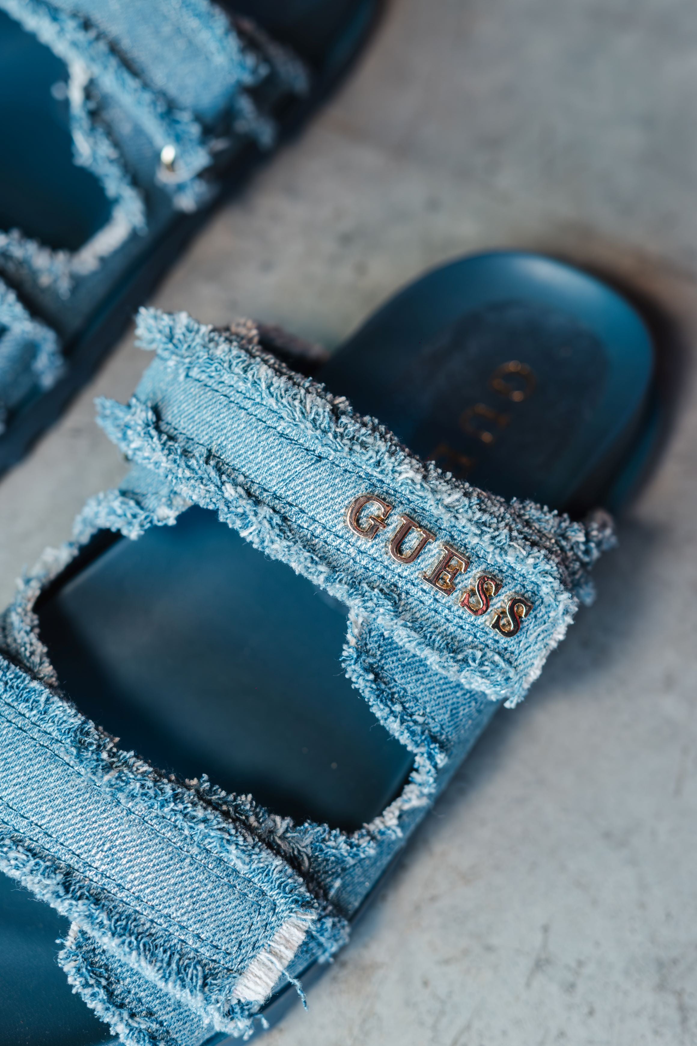 SANDALIAS DE MEZCLILLA GUESS