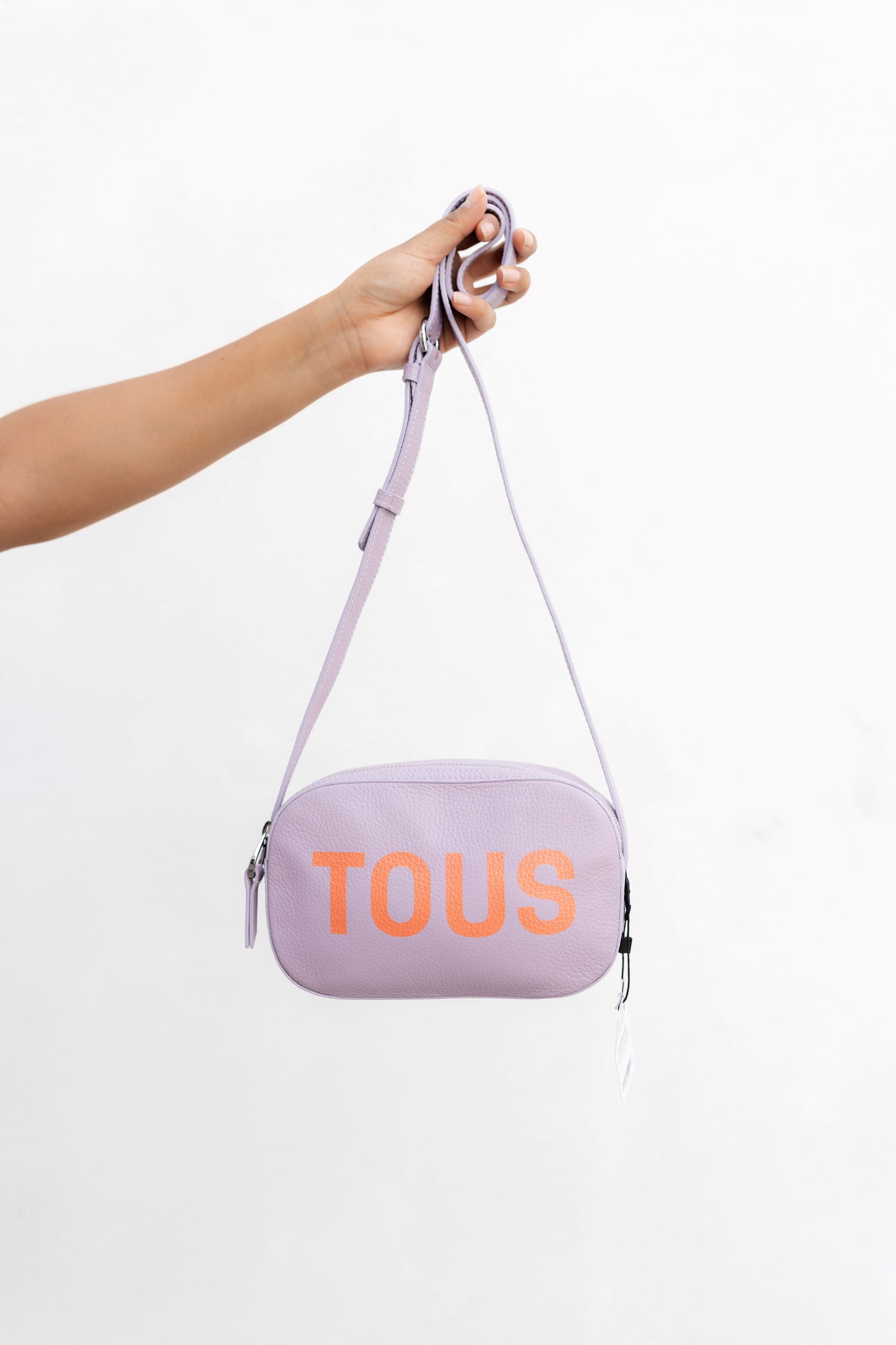 BOLSO CROSSBODY TOUS DE PIEL LILA CON LOGO NARANJA