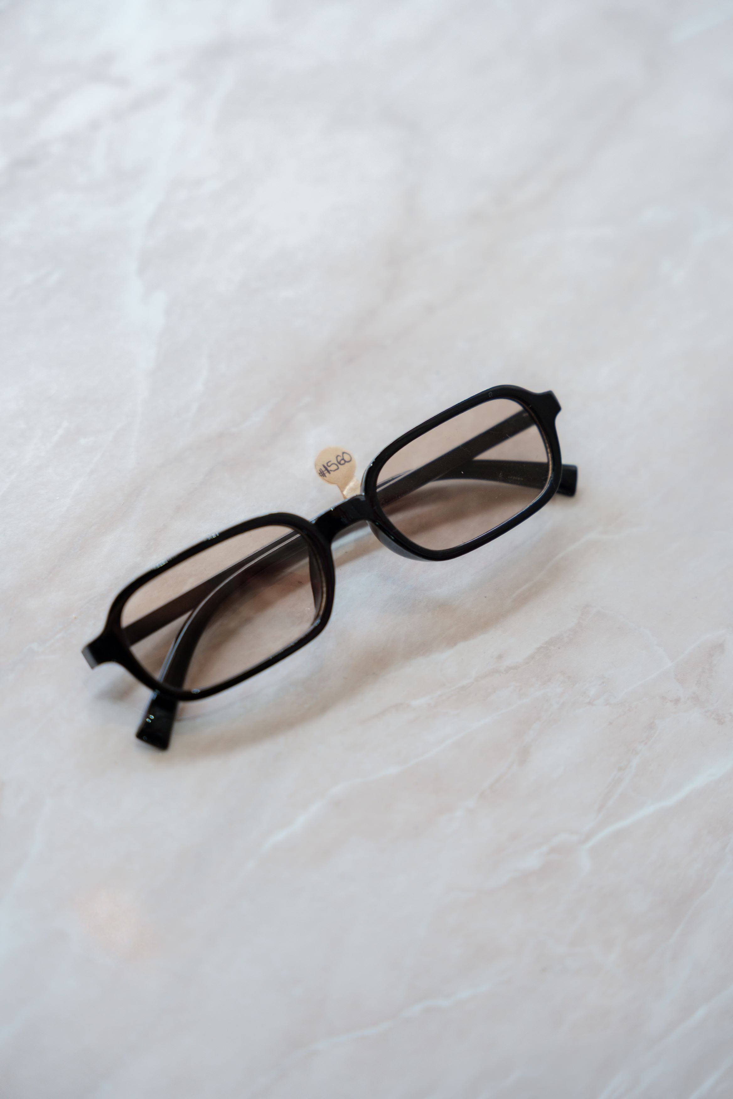 LENTES DE SOL RECTANGULARES MINIMALISTAS – NEGRO