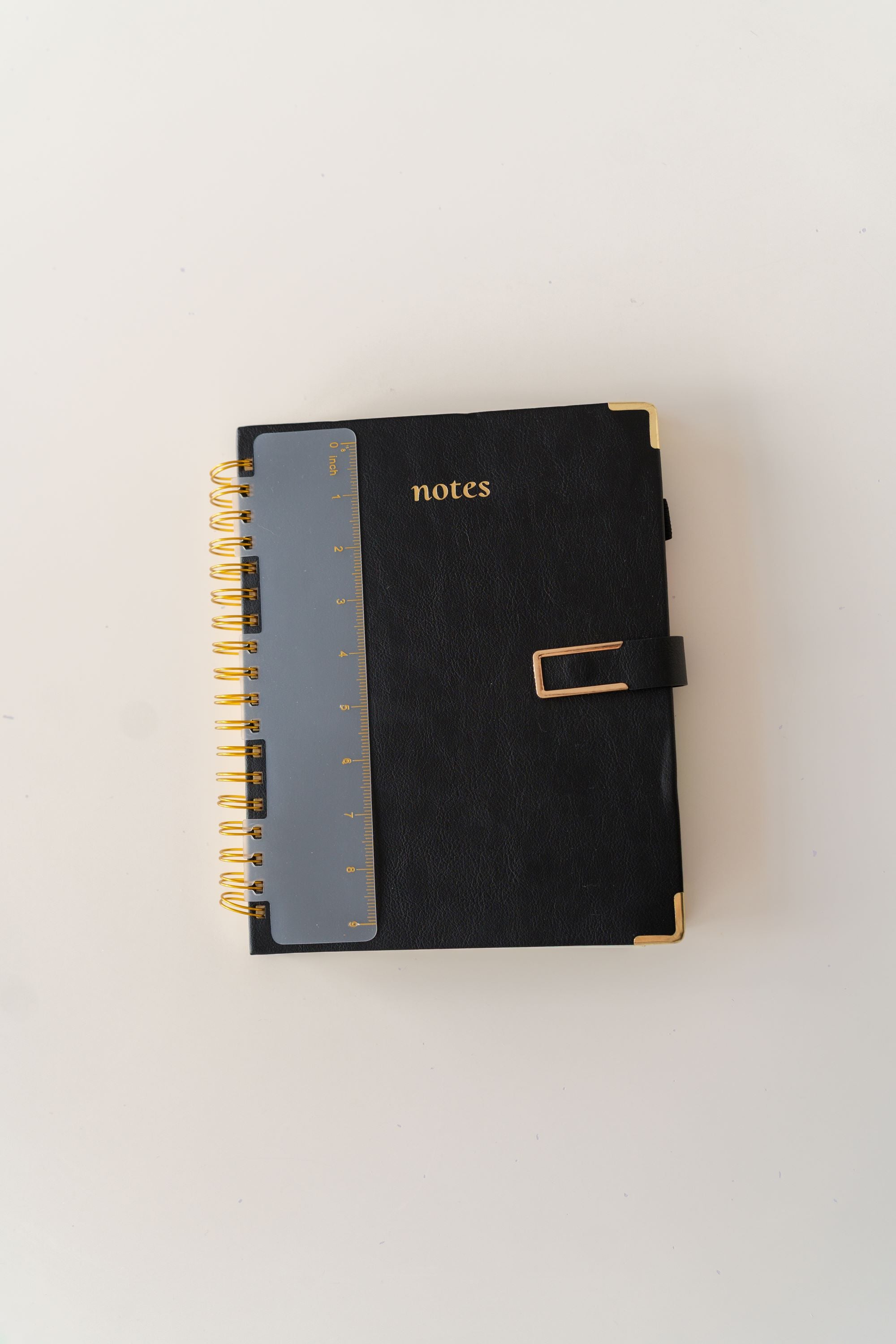 LIBRETA EXECUTIVE DE PASTA DURA CON REGLA Y BROCHE