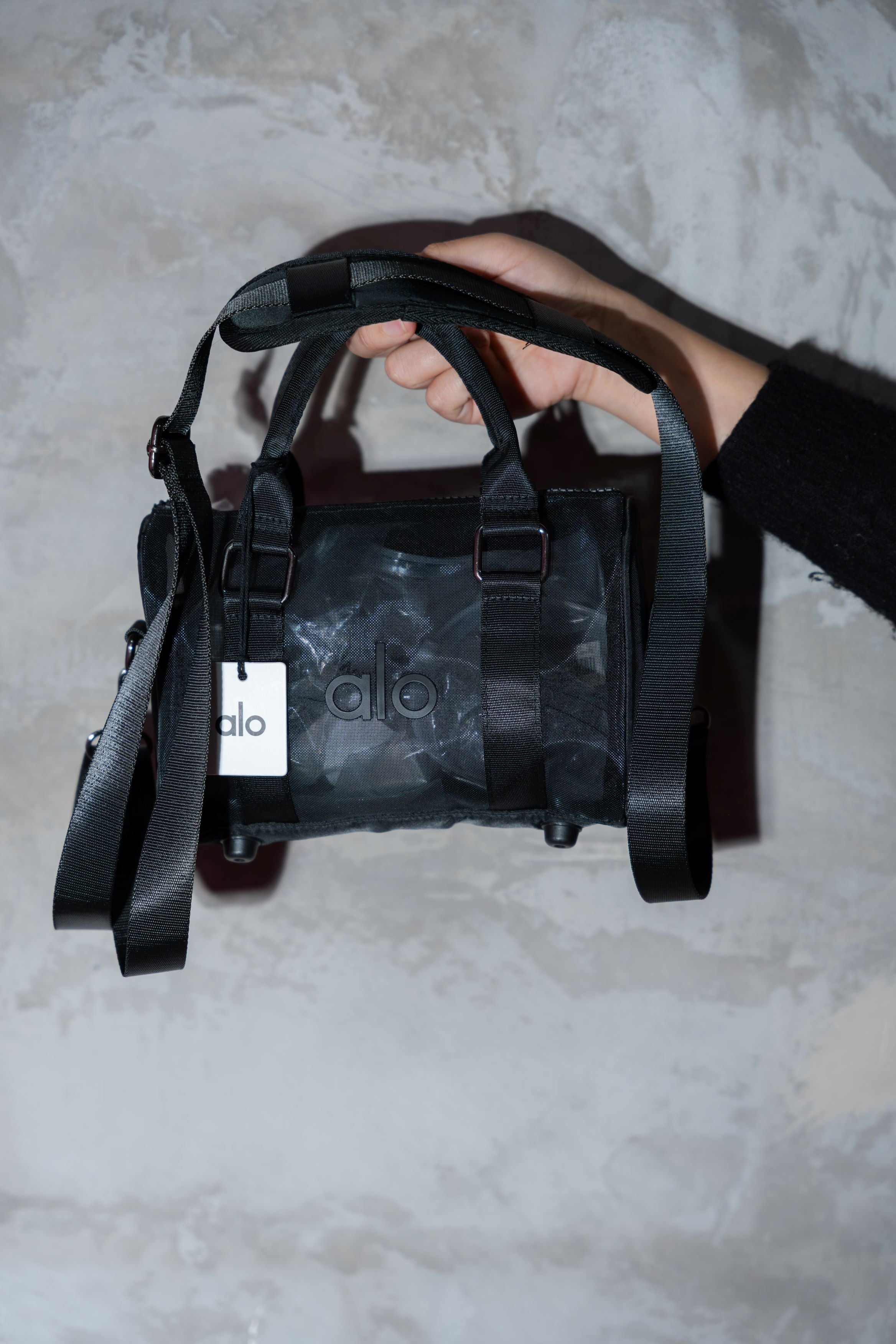 MINI BOLSO DUFFLE EN MALLA  ALO YOGA