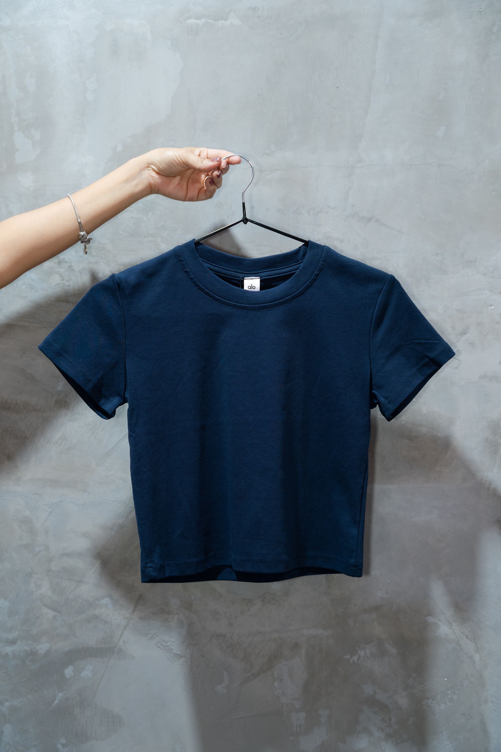 ALO YOGA CROP TOP T-SHIRT – AZUL MARINO