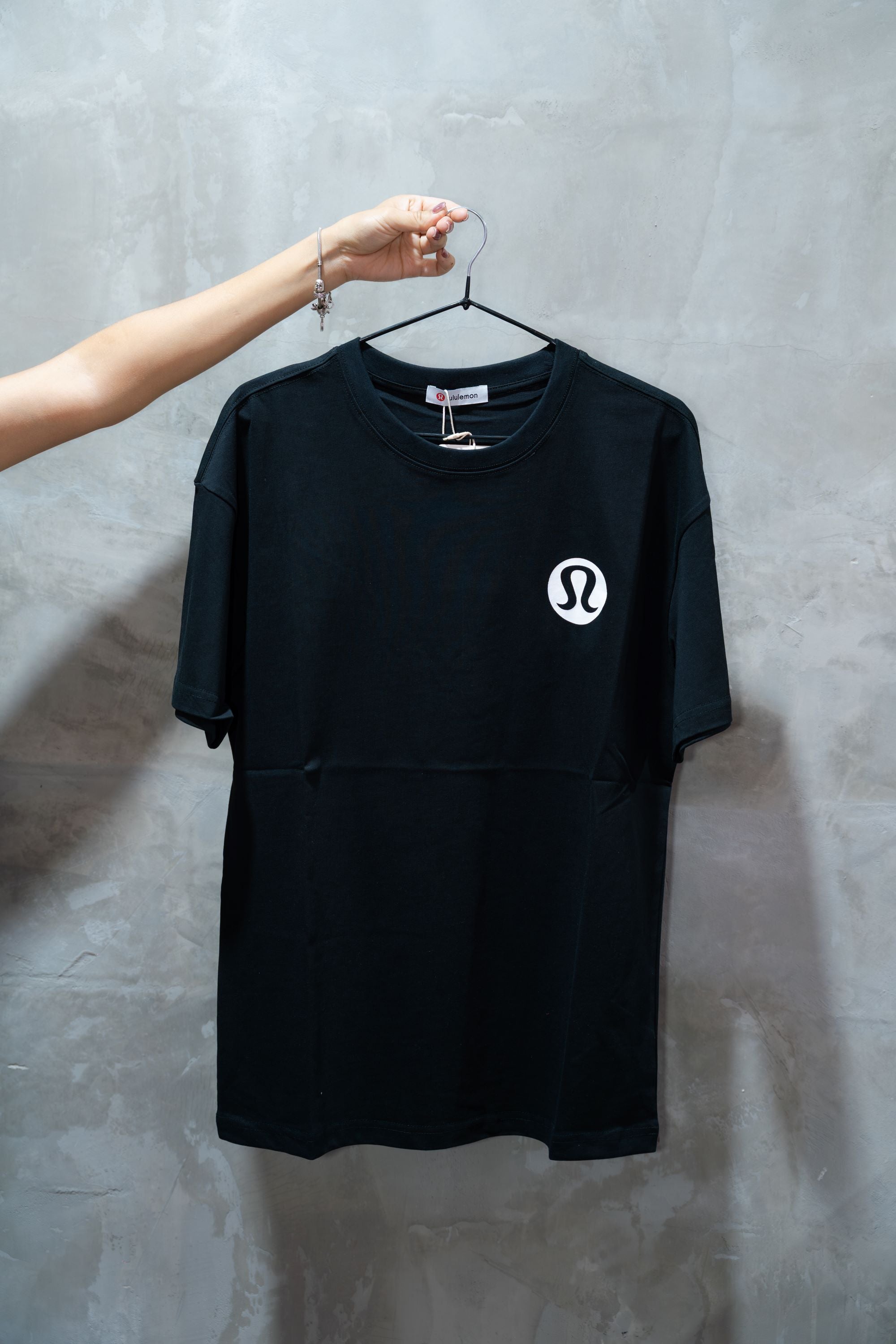 LULULEMON OVERSIZED LOGO T-SHIRT – NEGRO