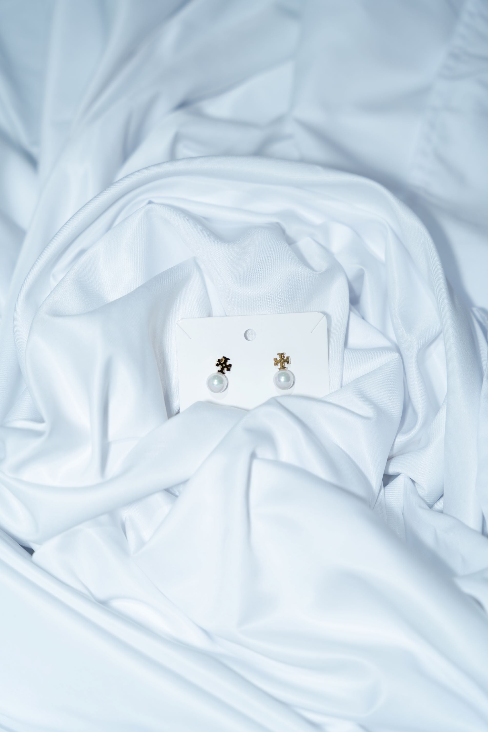 ARETES DE PERLA CON EMBLEMA CRUZ – DUP TORY BURCH