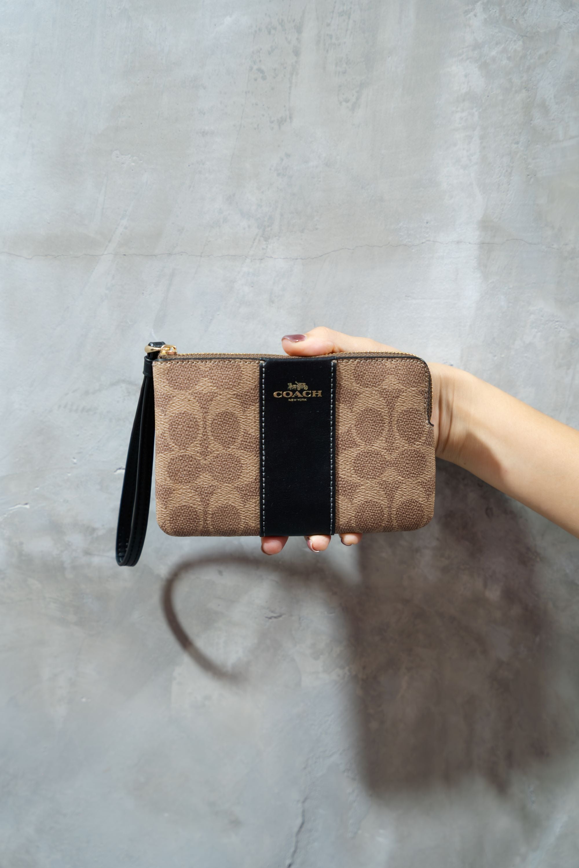 MUÑEQUERA ESTAMPADO DE LOGOTIPO COACH
