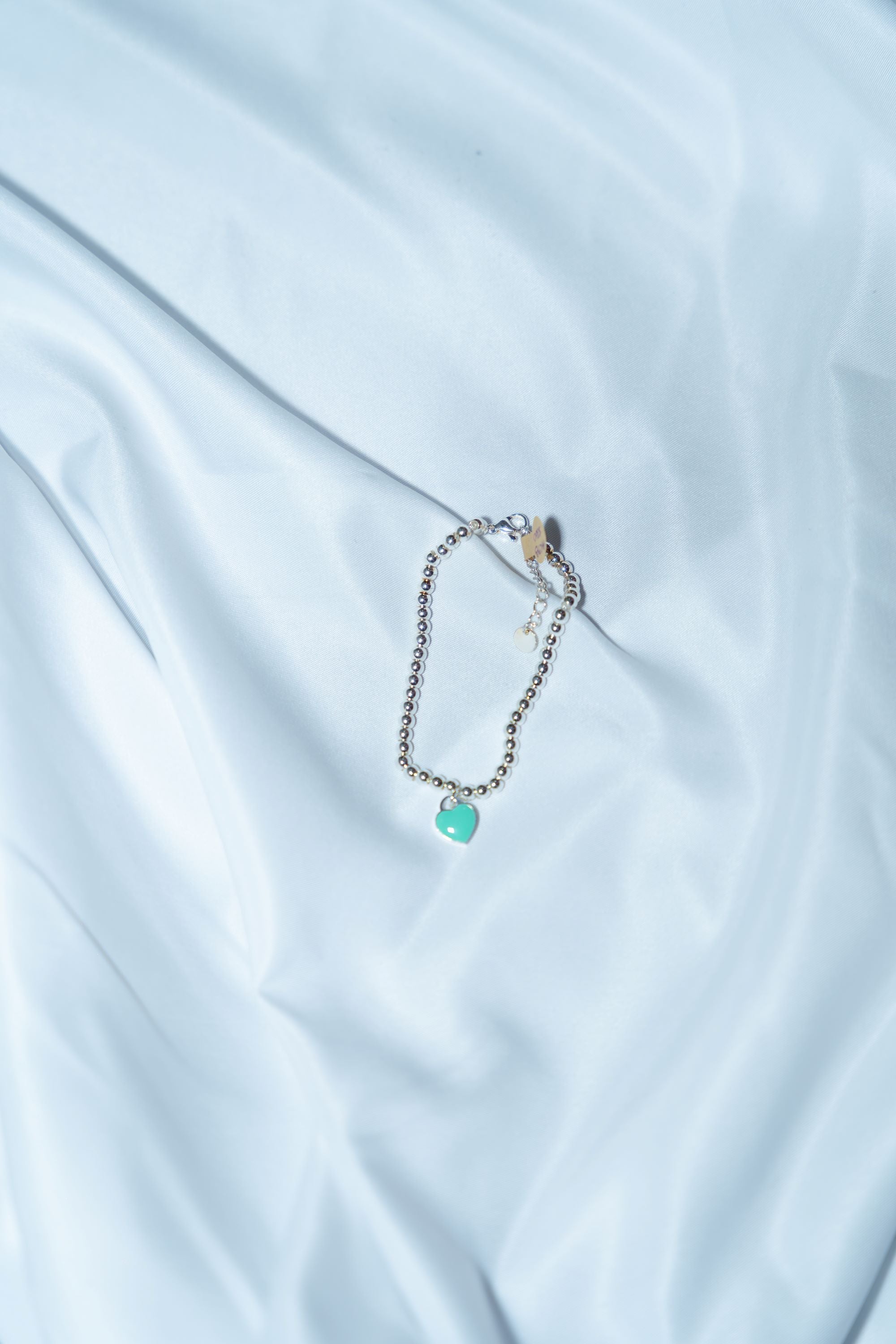 PULSERA DE ESFERAS CON DIJE DE CORAZÓN – DUP TIFFANY