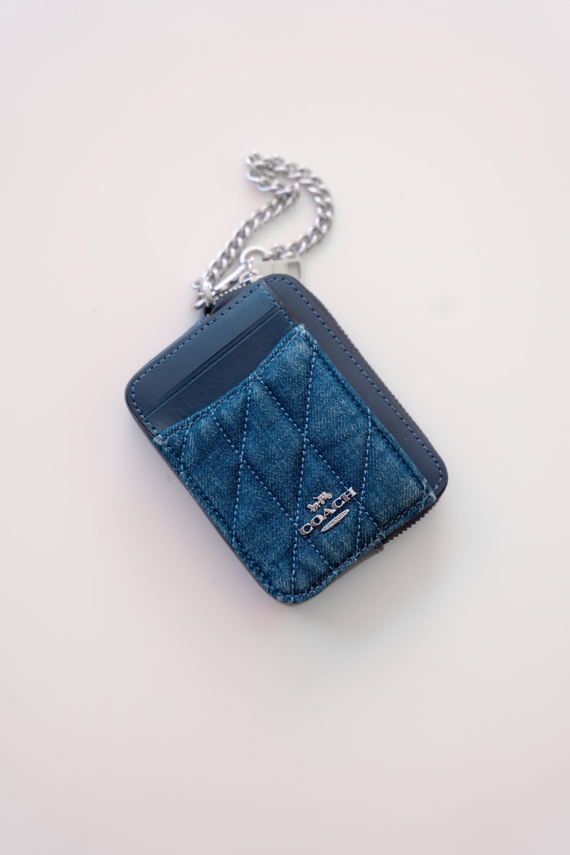 MONEDERO COACH ZIP CARD COLOR MEZCLILLA