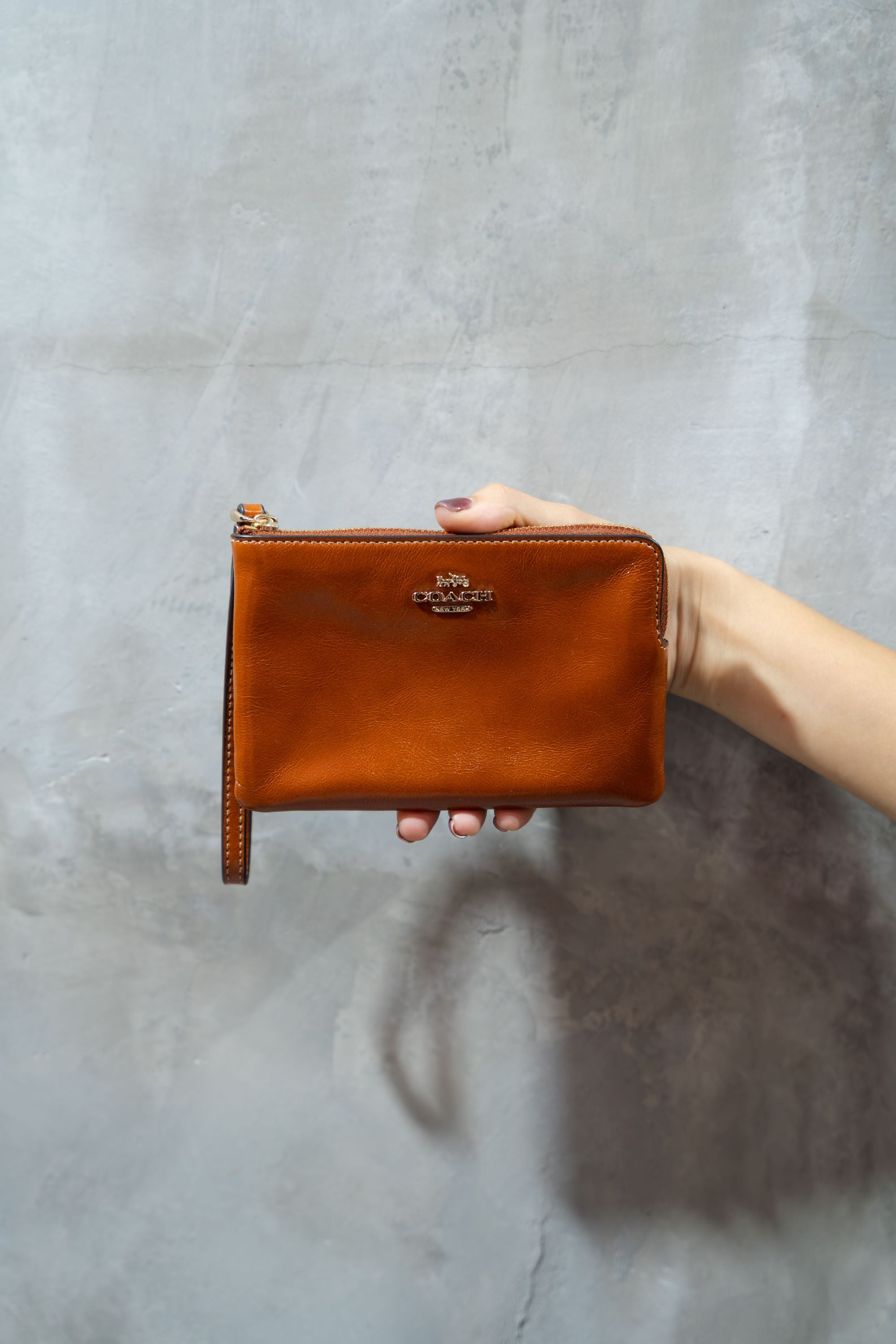 MUÑEQUERA PIEL LISA MONOCROMÁTICA COACH