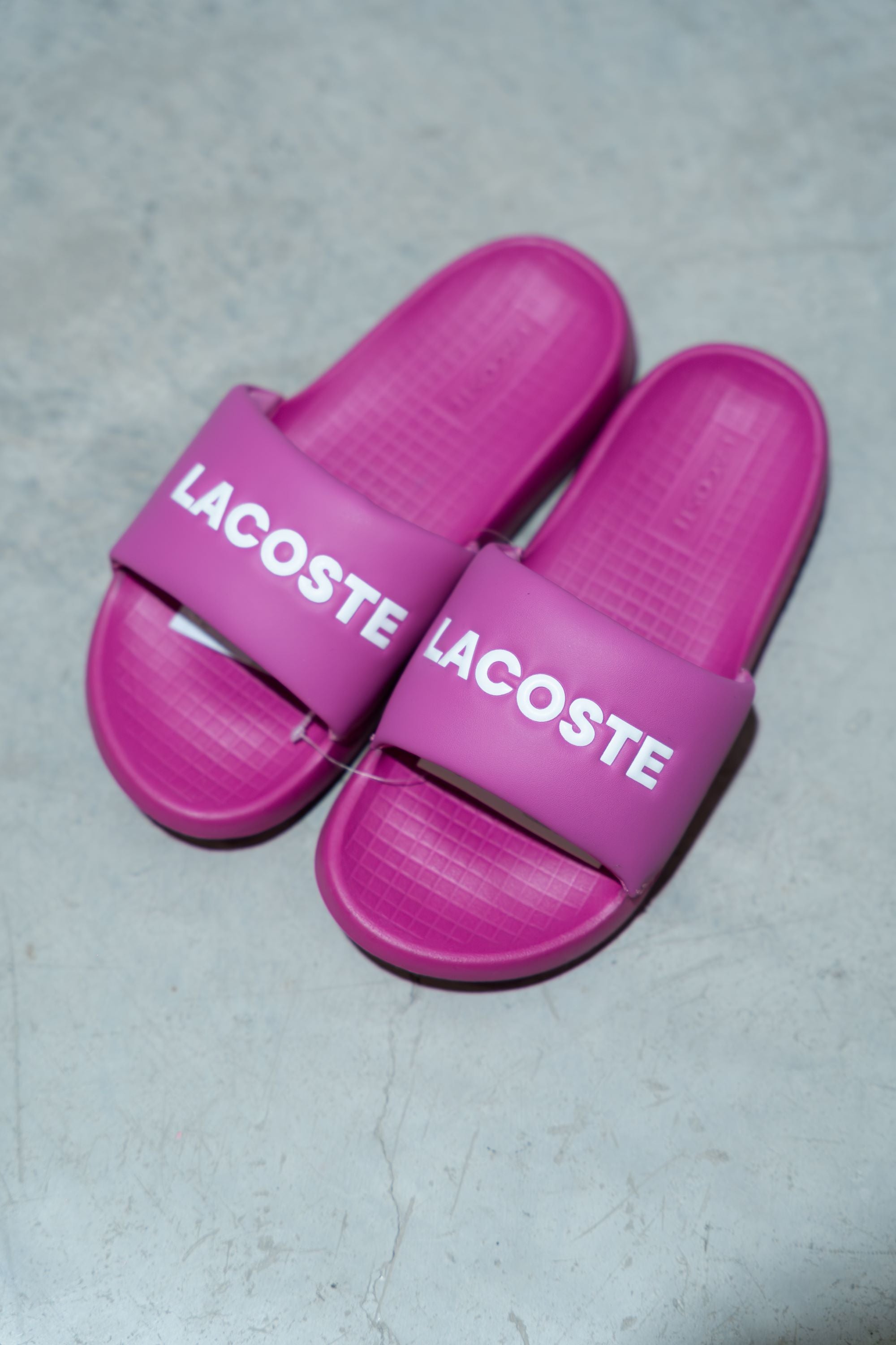 SANDALIAS TIPO SLIDES PLAYERAS FUSIA ORIGINAL LACOSTE
