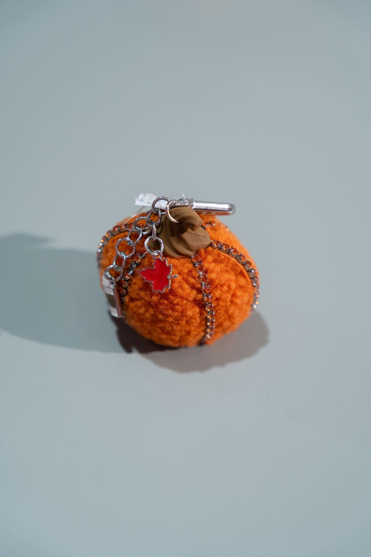 PORTA GEL DESINFECTANTE DE CALABAZA DE PELUCHE CON PEDRERÍA
