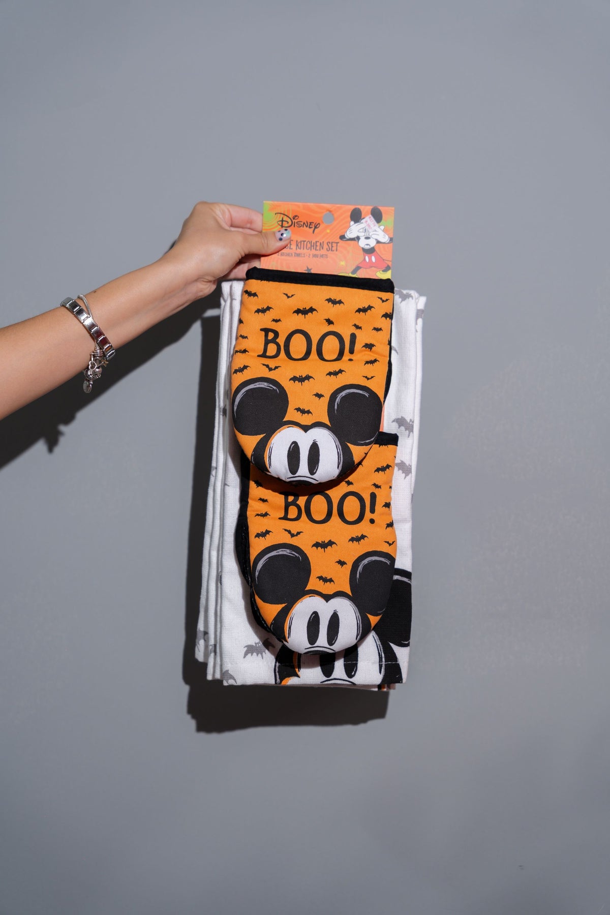 SET DE COCINA DISNEY HALLOWEEN: GUANTES PARA HORNO Y TOALLA
