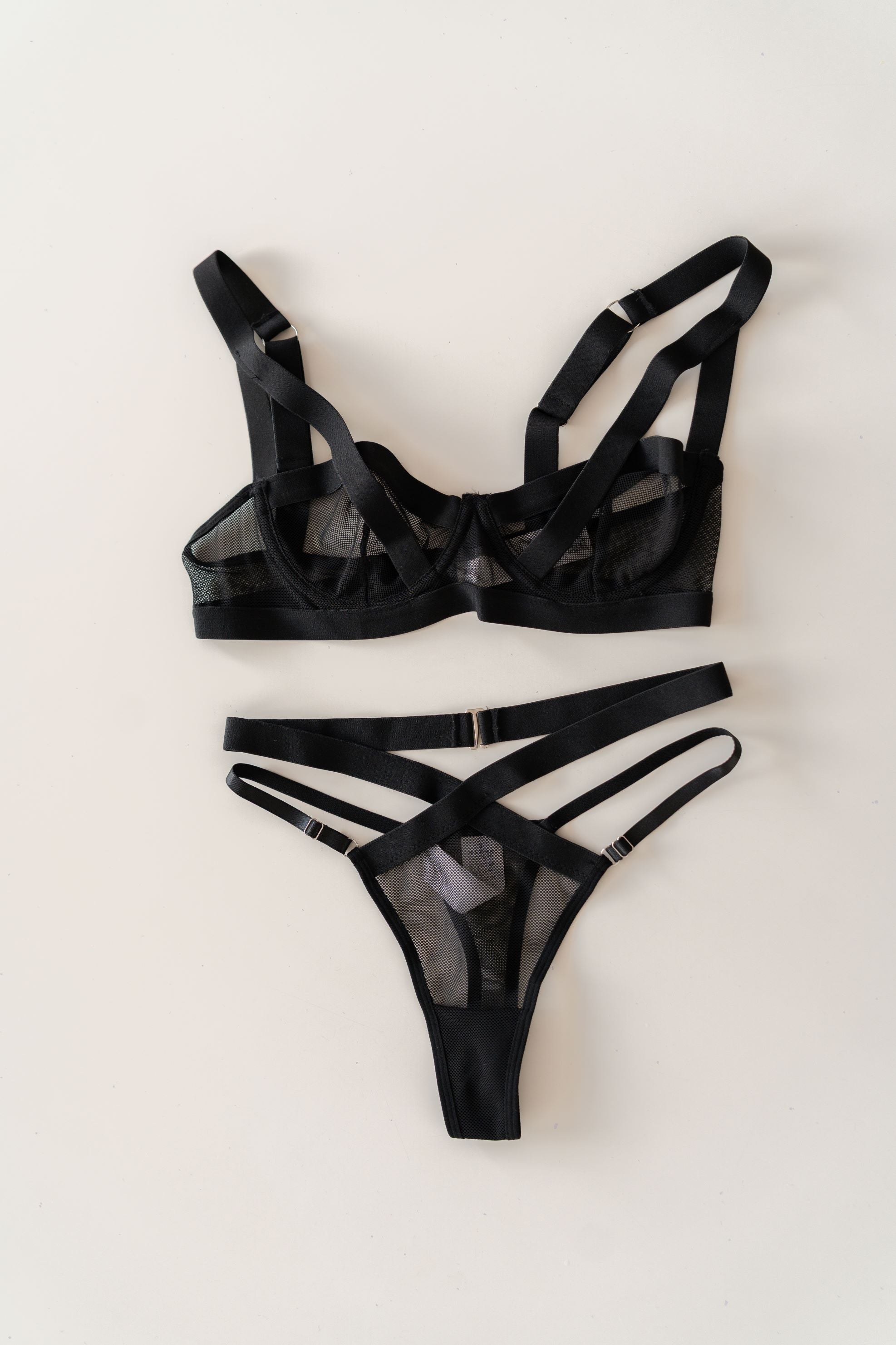 CONJUNTO DE LENCERÍA NEGRO CON TIRANTES Y MALLA