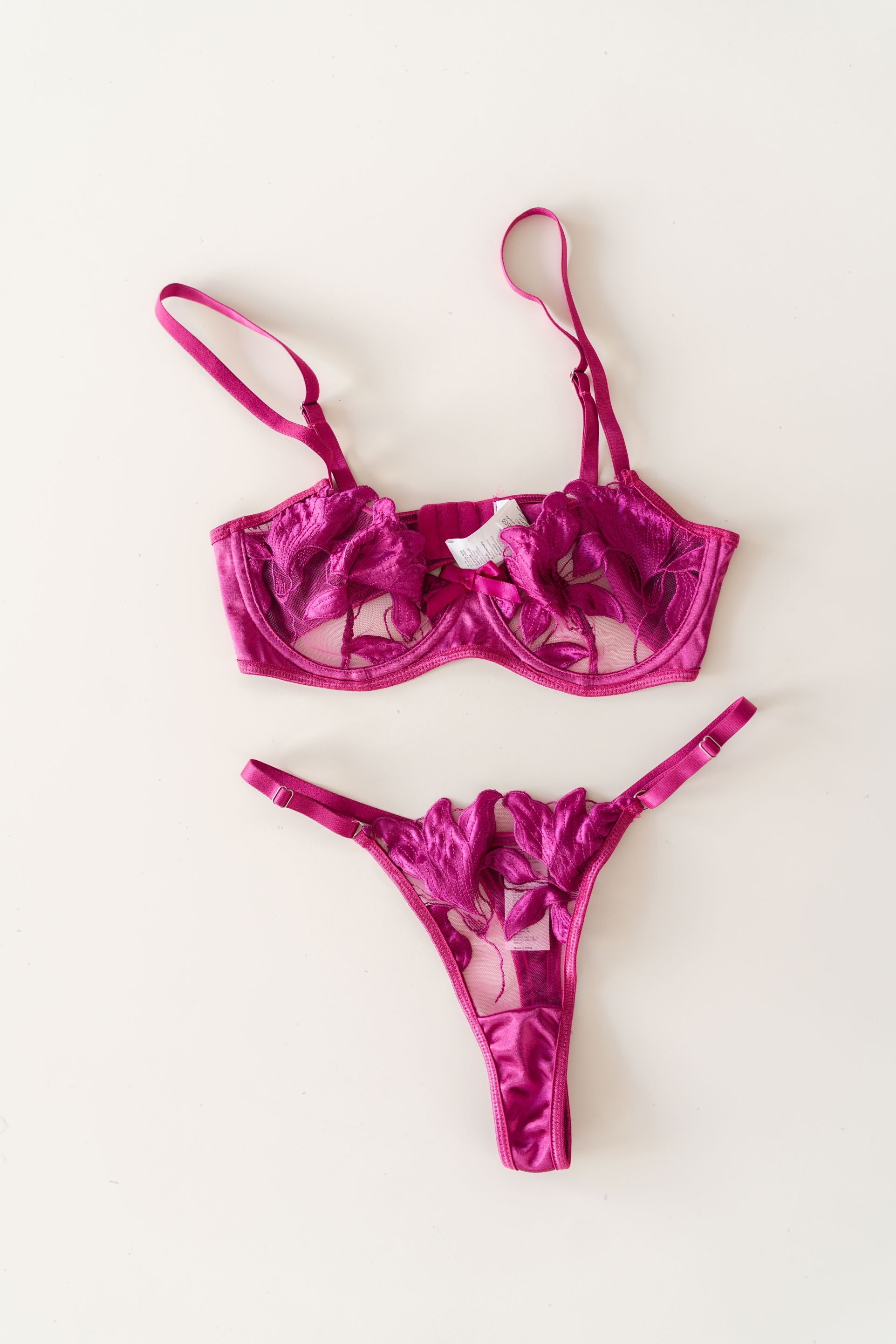 CONJUNTO DE LENCERÍA MAGENTA CON BORDADO FLORAL