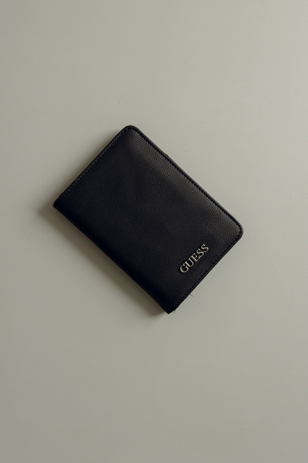 PORTAPASAPORTE GUESS NEGRO