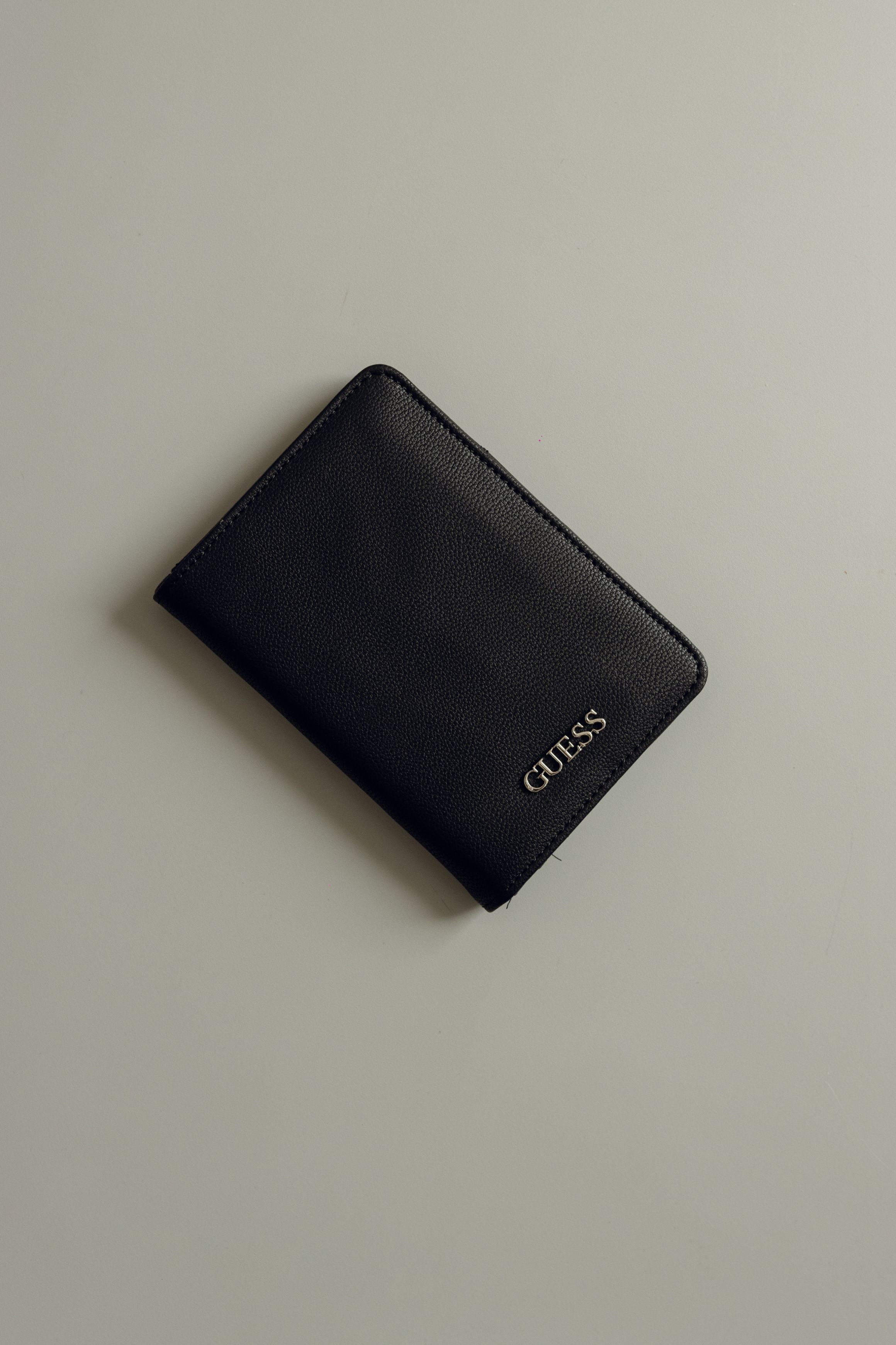 PORTAPASAPORTE GUESS NEGRO