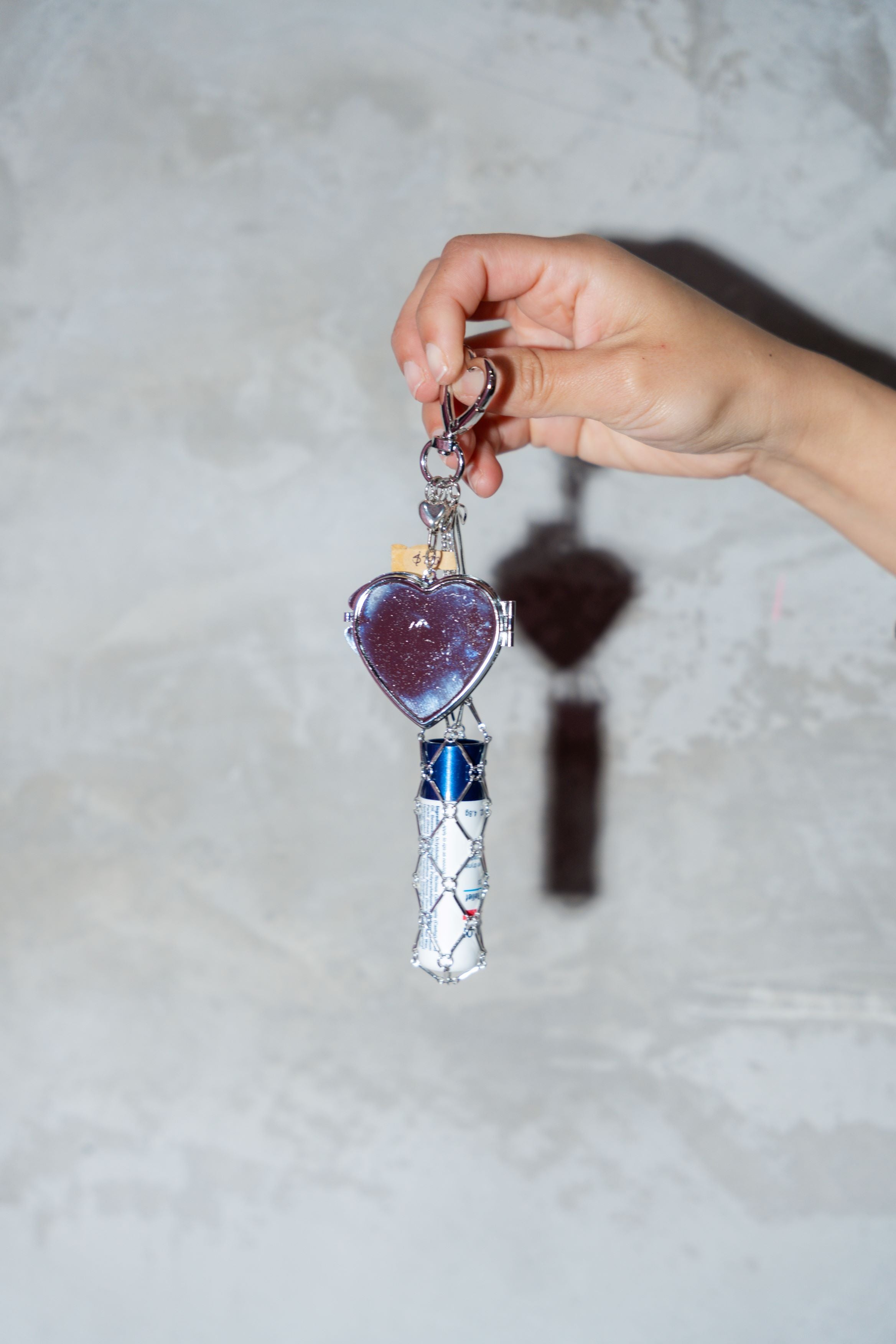 LLAVERO CORAZON CON ESPEJO Y BOLSITA PARA LABIAL