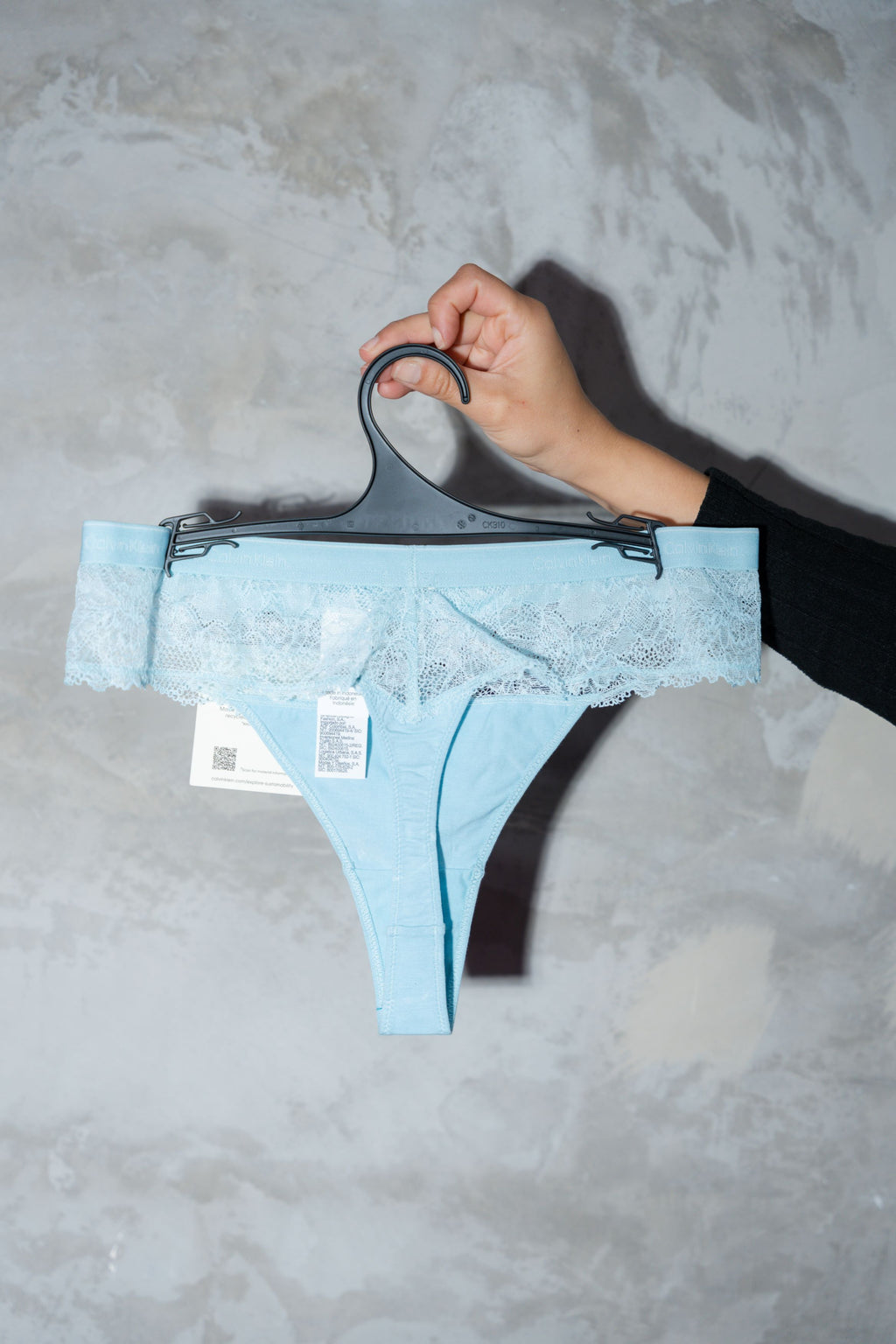 TANGA CALVIN KLEIN EN ENCAJE FLORAL