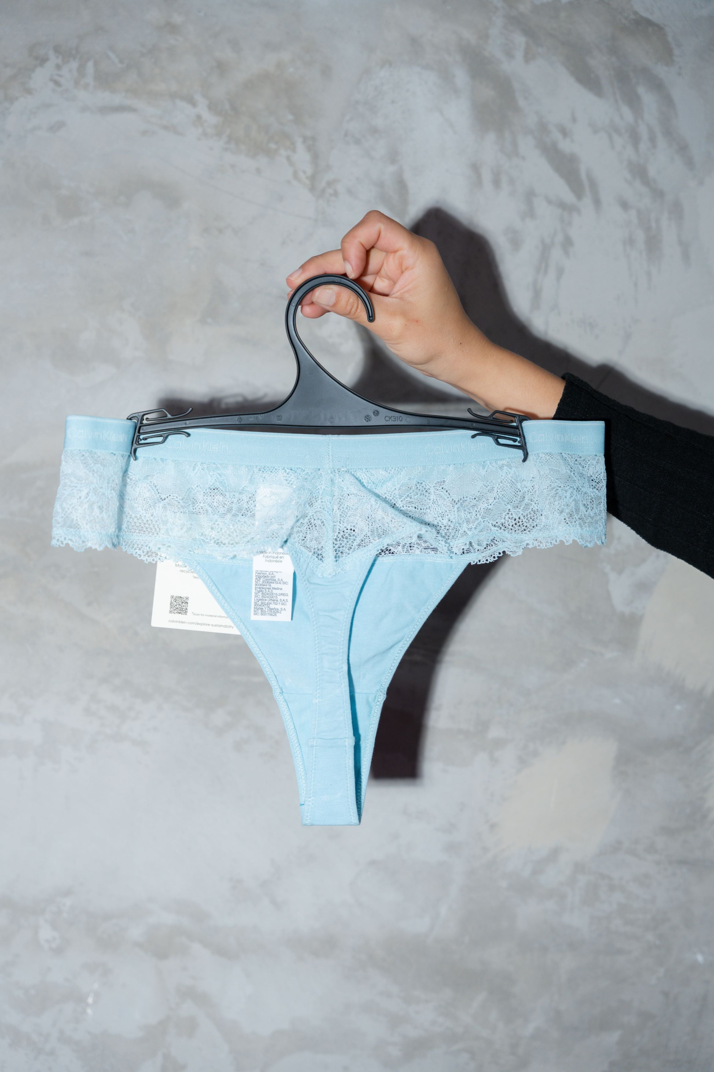 TANGA CALVIN KLEIN EN ENCAJE FLORAL