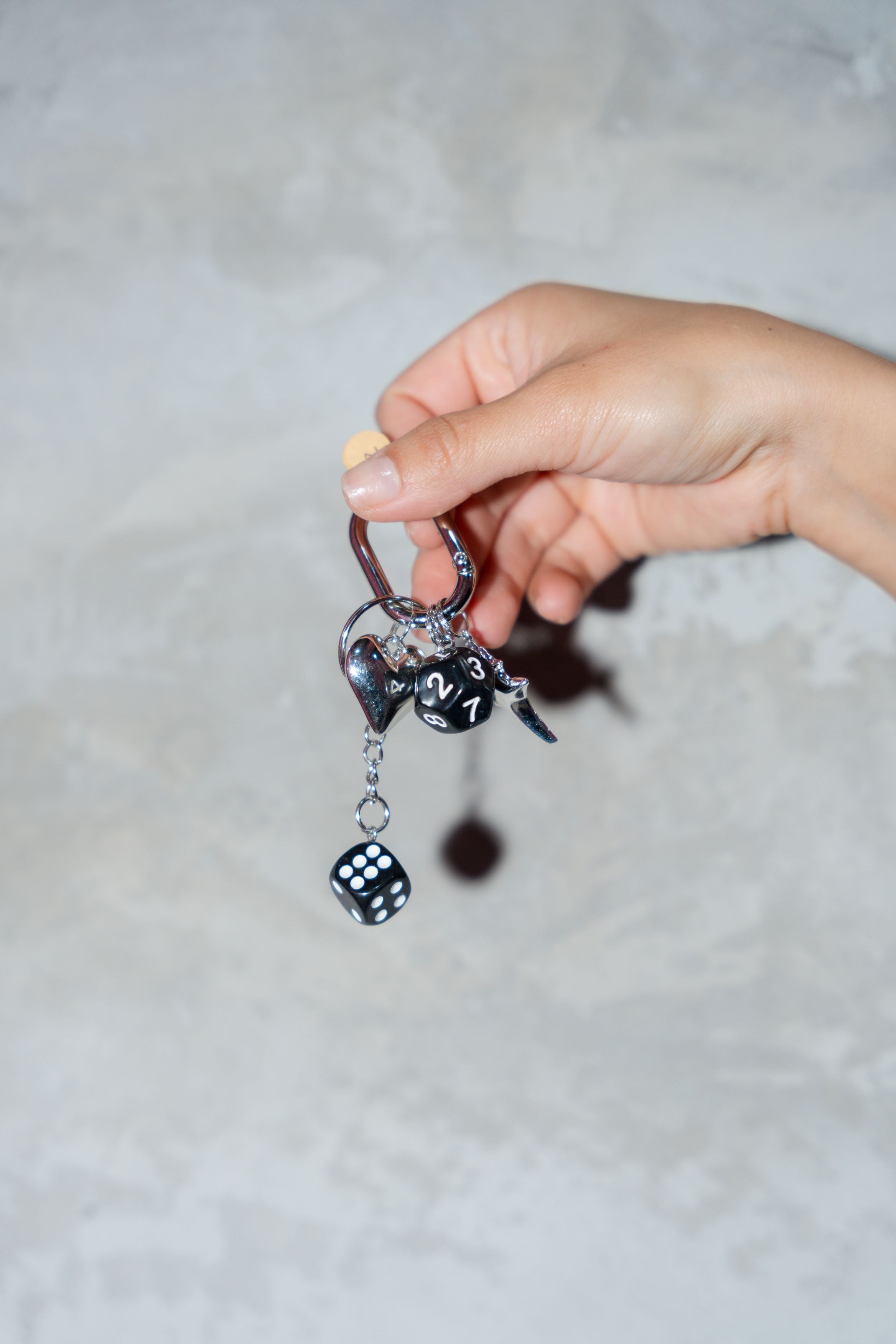 LLAVERO CHARMS -DADOS Y CORAZON PLATEADO