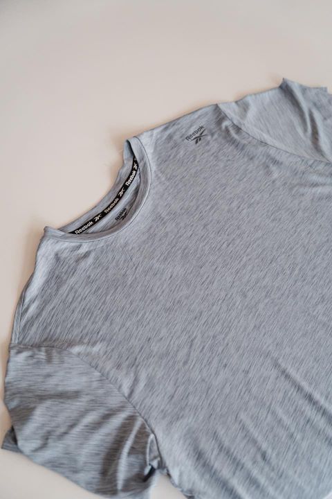 CAMISETA DE ENTRENAMIENTO GRIS- REEBOK