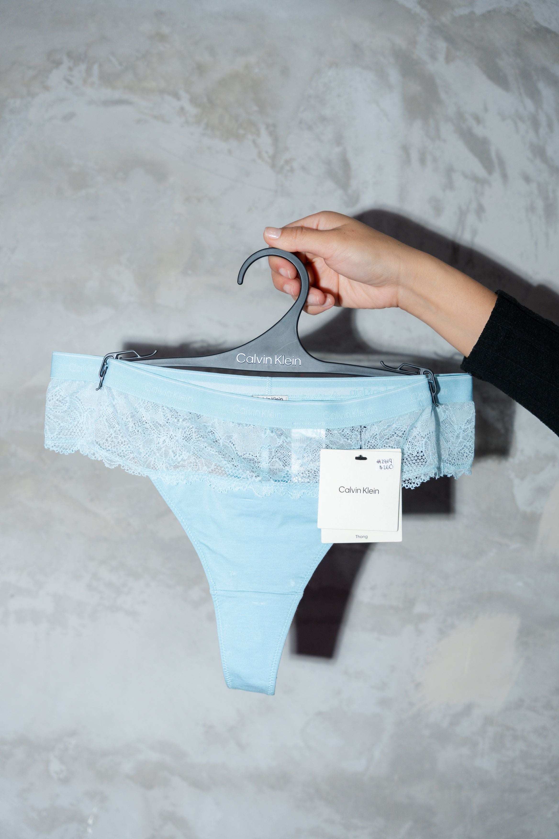 TANGA CALVIN KLEIN EN ENCAJE FLORAL